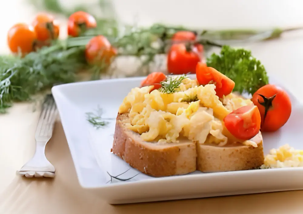 scrambled eggs on toast